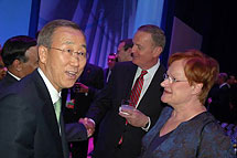Presidentti Halonen keskusteli YK:n pääsihteeri Ban Ki-moonin kanssa ydinturvallisuuskokouksessa Washingtonissa huhtikuussa. Kuva: Kari Mokko